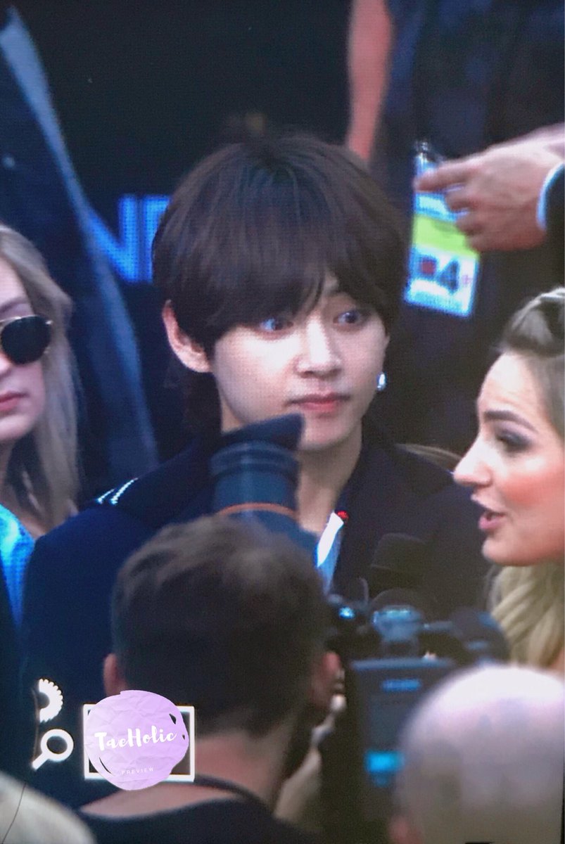 BTSVChile's tweet photo. [PREVIEW] 180520 👑 #V at the Red Carpet for #BBMAs #뷔 #태태 #태형 | Cr. Taeholic_V 

#IVoteBTSBBMAs @BTS_twt 
 
(*) Su cara en la segunda foto 😂 https://t.co/9xComETF03