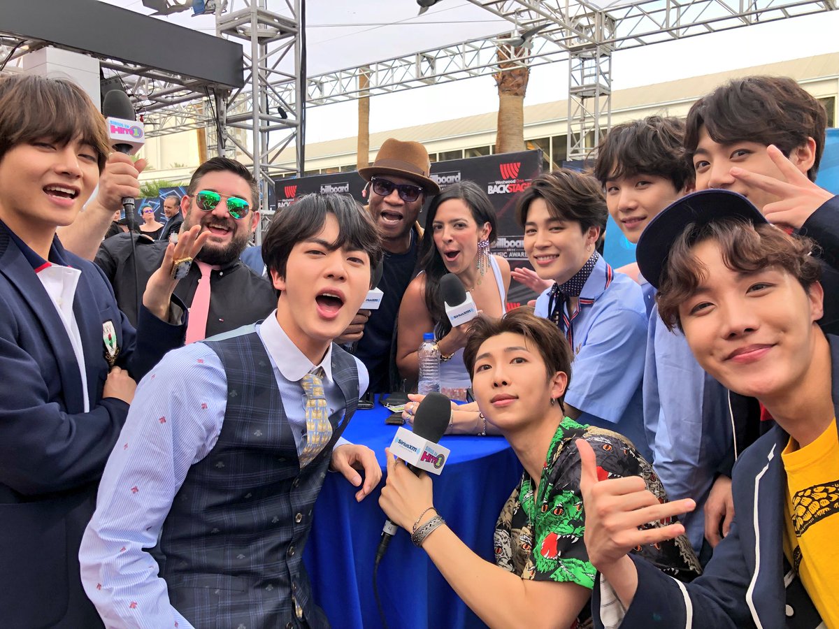 btsfavs's tweet photo. LEGENDS 

#BBMAs @BTS_twt https://t.co/KcO4YCU1Vq