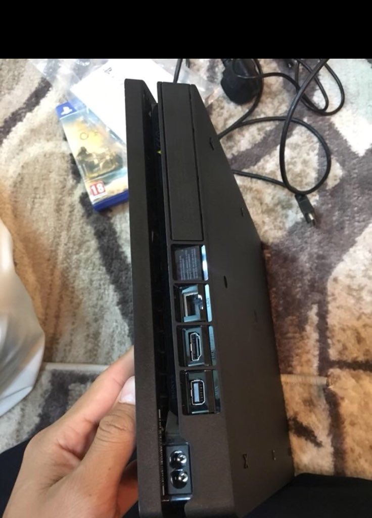 sooq777's tweet photo. للبيع سوني 4 سليم ١٠٠٠قيقا 
معه شريط واحد 
ويد واحده 
فيه تعليق خفيف ميذكر 
سوم وصل ٩٣٠
لبيع قريب 
تواصل وتس اب /0567664911
الموقع بريده https://t.co/cY7d9Eoy4b