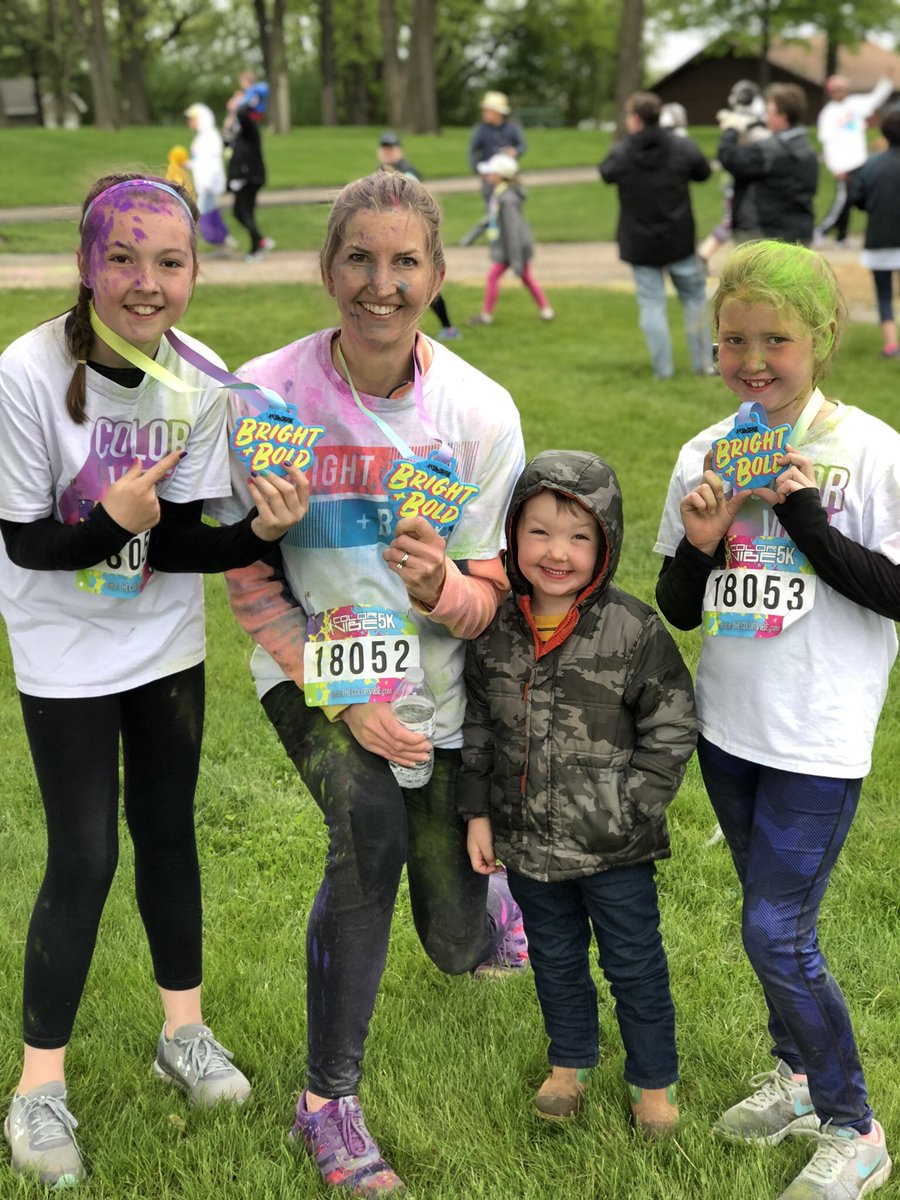 timothymevans's tweet image. Not the best weather for a 5K, but they made the best of it! 🏃‍♀️🎨🤭 #colorrun #colorrun2018 #lakezurich