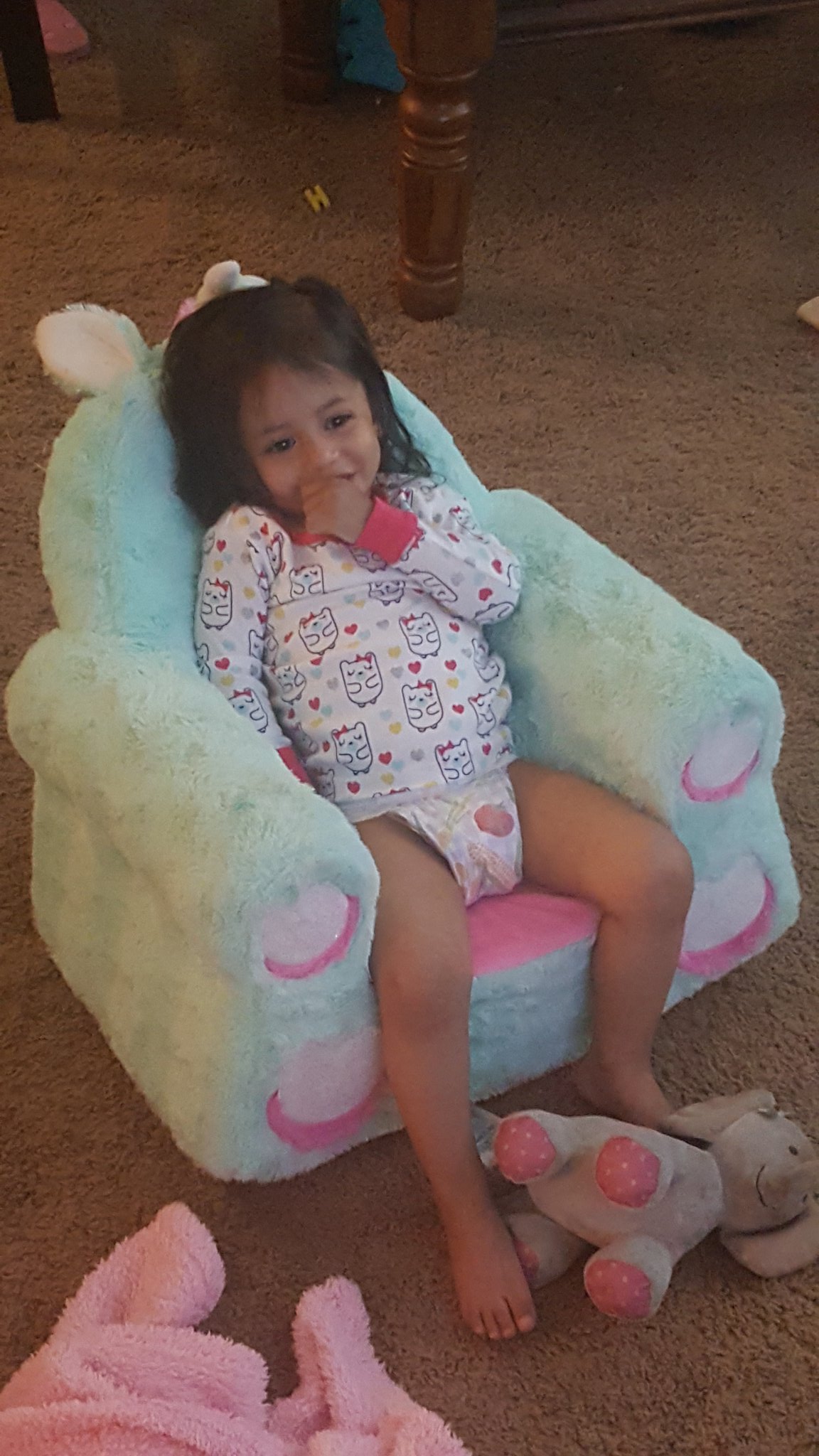 Little girl shop without pants