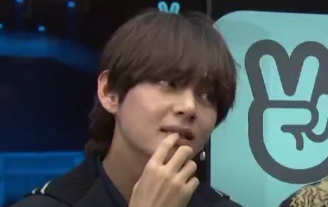 Taehyung_Spain's tweet photo. [RANDOM]
Una vez más, TaeTae atrapado por el maravilloso acento de Namjoon hablando ingles 😂! ¡¡Hay cosas que no cambian!! 

#BBMAs @BTS_twt #iVoteBTSBBMAs || Yun⭐ https://t.co/caJcnDT2CK