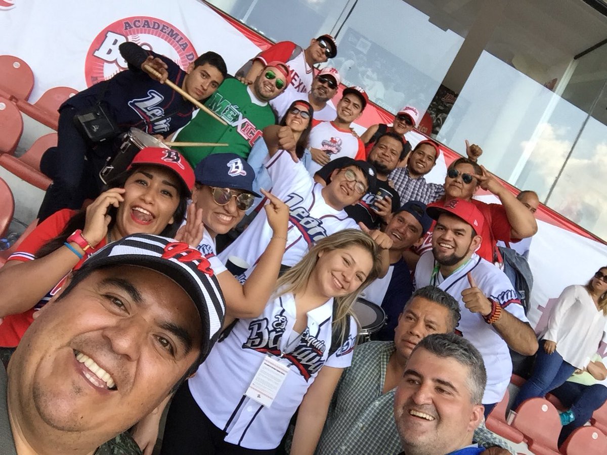 Mini_PorraMx's tweet photo. Un gustazo conocerlos @EsquinaBrava , ya nos la mentaremos en León 
#ElBeisEsDivertido 🤩
Cc @Noseasmamona https://t.co/DklazHdTdS