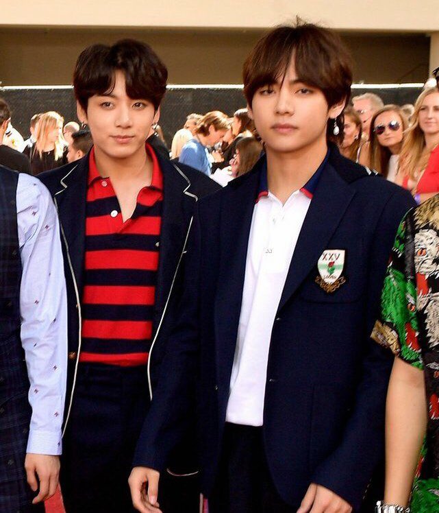 kthszjjk's tweet photo. quando o seu namorado resolve escolher a sua roupa 
#BBMAs @BTS_twt https://t.co/OFPAF0wnKX