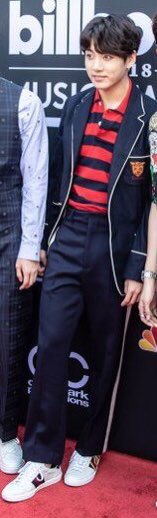kthszjjk's tweet photo. quando o seu namorado resolve escolher a sua roupa 
#BBMAs @BTS_twt https://t.co/OFPAF0wnKX