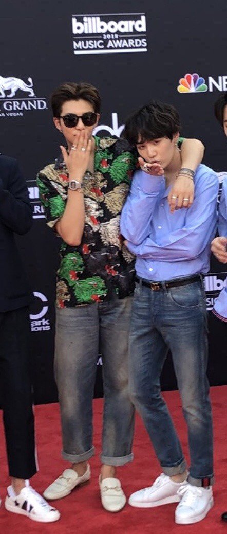 nao creio que acabei de ver dois nenes enormes #BBMAs