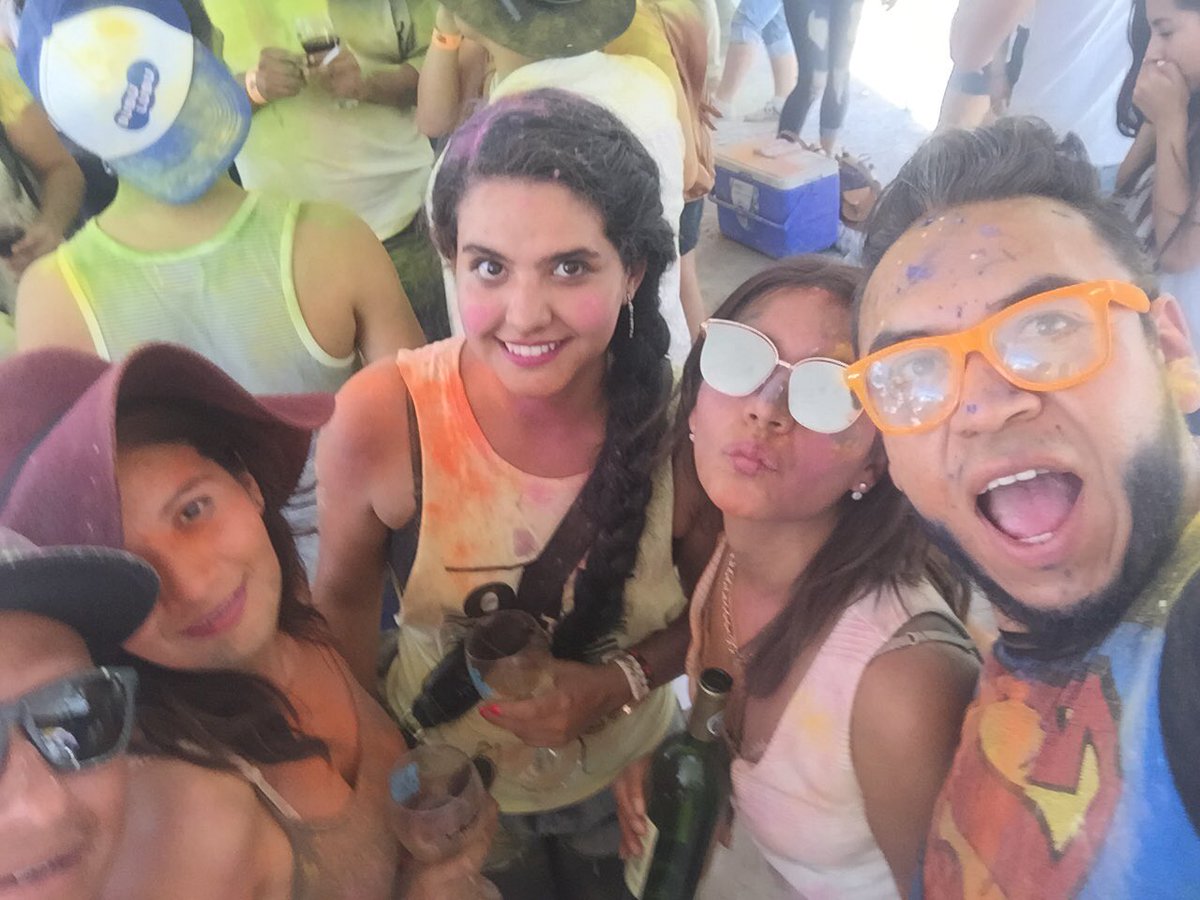 chavarol's tweet photo. Hoy toco asistir al #WineColorFest en @LaRedonda 🍷🌈🎶 https://t.co/aNLHRGCe7i