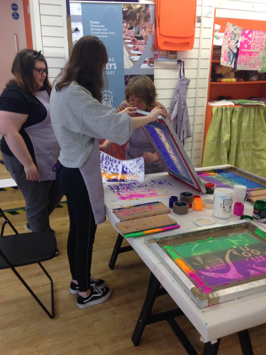 vivienlamb4's tweet photo. Having fun learning how to screen print with #Threadlines artists as part of RAMH festival and #thcars2 https://t.co/eyQ5BGrdJP