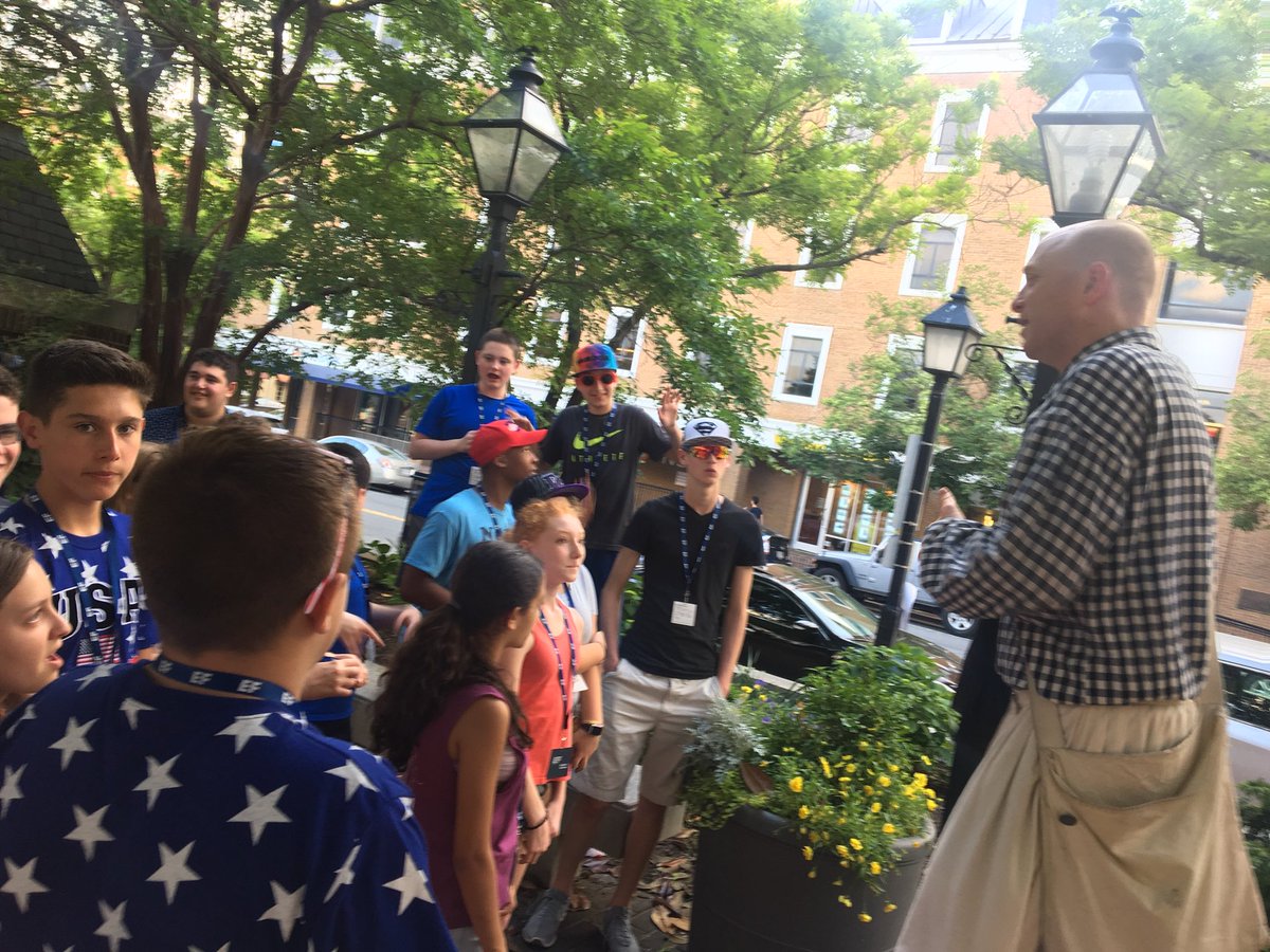 FMSWashStudies's tweet photo. A beautiful night for a ghost tour! #EFtravelgoals #fmslearns https://t.co/26RlS9s3sK
