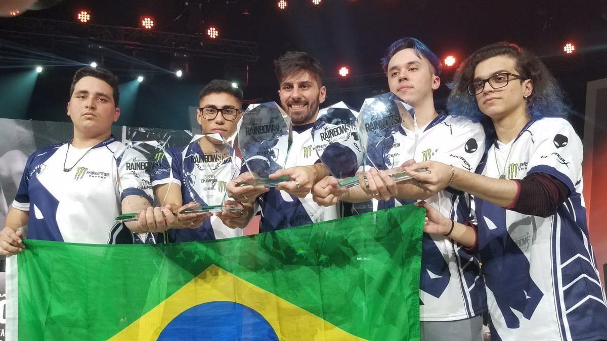 andremeligenitv's tweet photo. CAMPEÃO! É CAMPEÃO! VOCÊS NÃO TEM NOÇÃO DO QUE EU TO SENTINDO NESSE MOMENTO. FINALMENTE. CAROL TE AMO! LÉIA, PAPAI TE AMA! VAMO BRASIL! TUDO NOSSO! https://t.co/LFEkpikGXb