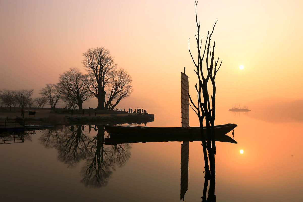 떠오르는 태양, 물안개, 느티나무, 돛단배가
이뤄낸 고요하고 환상적인 풍경˘◡˘ 

#경기도 #양평 #팔당호

[사진(유영훈)-한국관광공사]