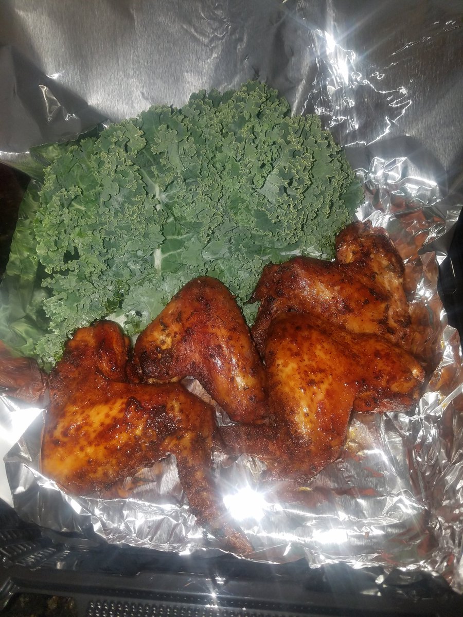 Cfail4's tweet photo. Chicken wings! @wizkhalifa @ChickenFoodie @Memphisbestbbqw @ActionBronson @JRsBBQ #smoked #delicious #hungry #fire #yummy https://t.co/fUrD52v9nf