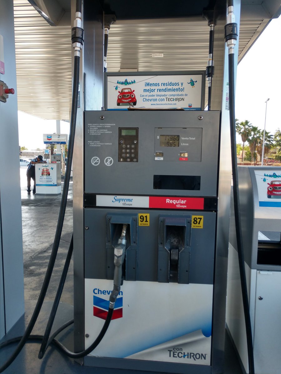Extraemos el petróleo, se lo vendemos a los corruptos, lo transportan en nuestros ductos a USA, producen la gasolina, la transportamos en nuestra infraestructura al país, y aquí nos la venden a precios abusivos. Todos los días los recordamos maldiciendo