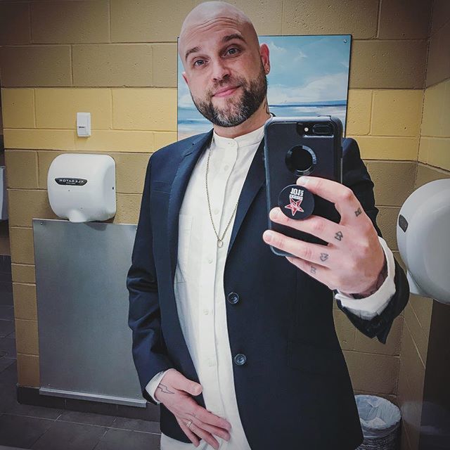 therealdjdollar's tweet photo. Annual bathroom selfie 🚽 https://t.co/T3fpzkT4DJ https://t.co/USs87M3Y51