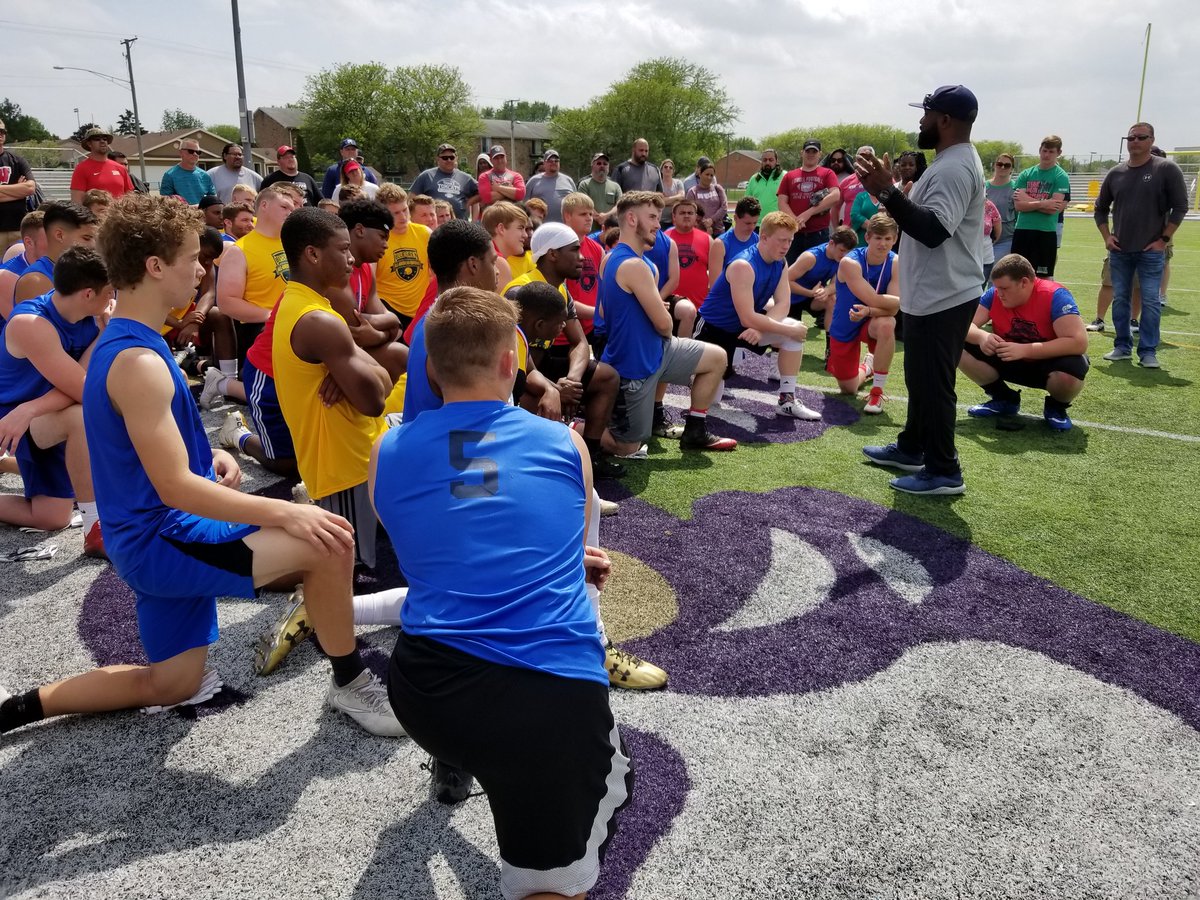 BlueGreyFB's tweet photo. #NFL veteran @Coach_Harris33 from @TrainRunIt was lead instructor at today's #BlueGreyFootball All-American Combine (Illinois Regional). https://t.co/Vx4AECrqKi
