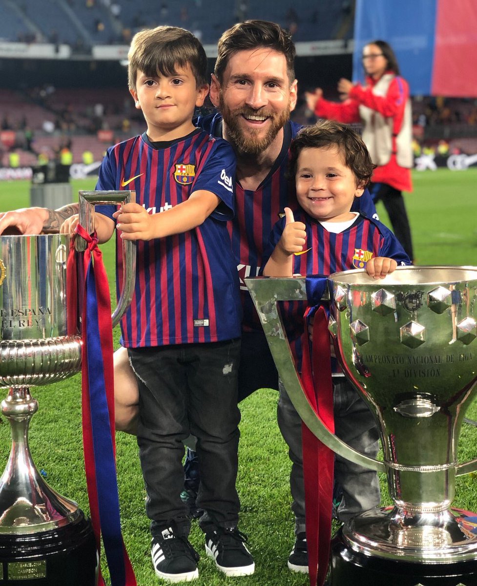 Volwassen Geschatte schetsen barcacentre on Twitter: "Image: Messi and two of his kids with the La Liga  and the Copa del Rey trophies. https://t.co/7VUilyzf1x" / Twitter