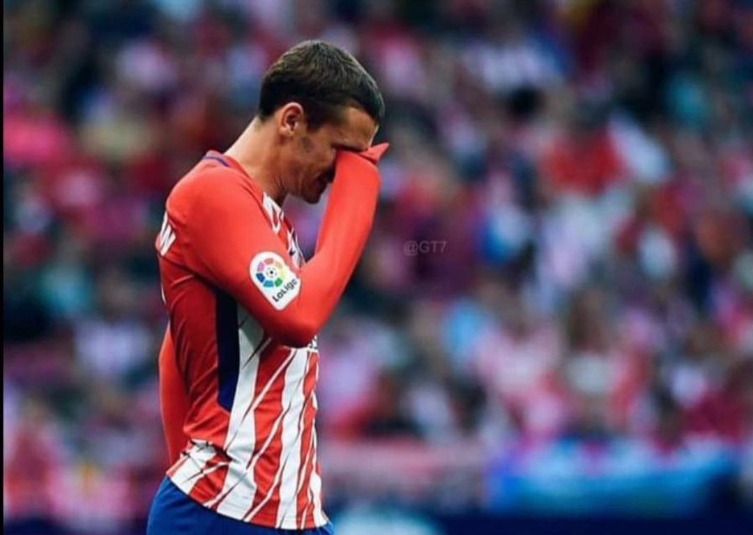 AlmuPiornal's tweet photo. No te merecías esos pitos hoy principito. @AntoGriezmann
 
No se los días que te quedarán como rojiblanco, igual son solo horas, pero mientras sigas siéndolo me dejaré el alma si hace falta para verte feliz!!
 #GriezmannQuedate https://t.co/bpMEv2uW0v