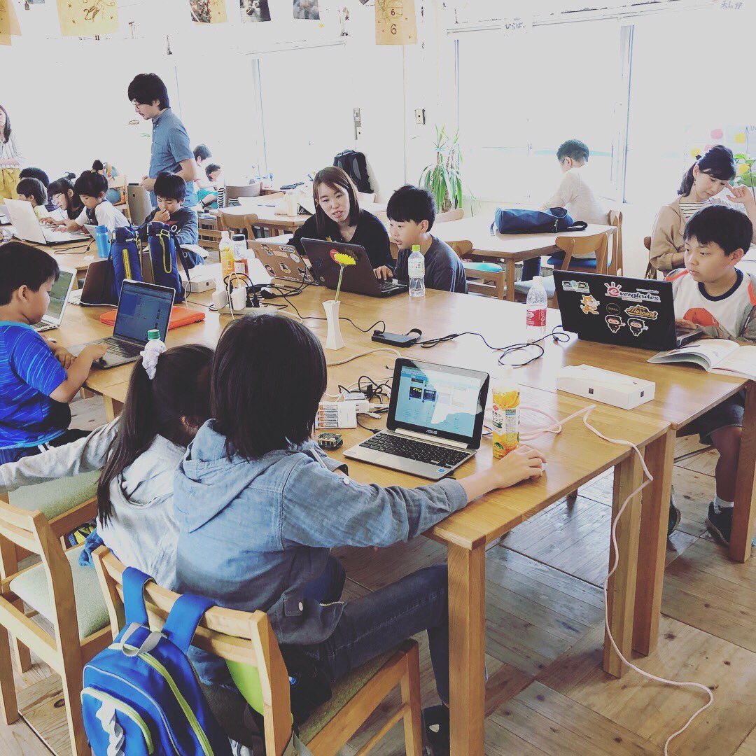 CoderHirakata's tweet image. 第16回ワークショップの様子です。今回はJavaScriptやPython、Micro:Bitなど多様な会でした。そして約4割が女の子でした!  #CoderDojo #CoderDojo枚方 #girlsdocode