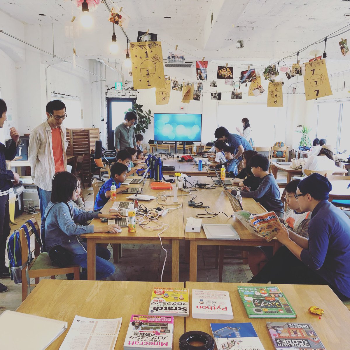 CoderHirakata's tweet image. 第16回ワークショップの様子です。今回はJavaScriptやPython、Micro:Bitなど多様な会でした。そして約4割が女の子でした!  #CoderDojo #CoderDojo枚方 #girlsdocode