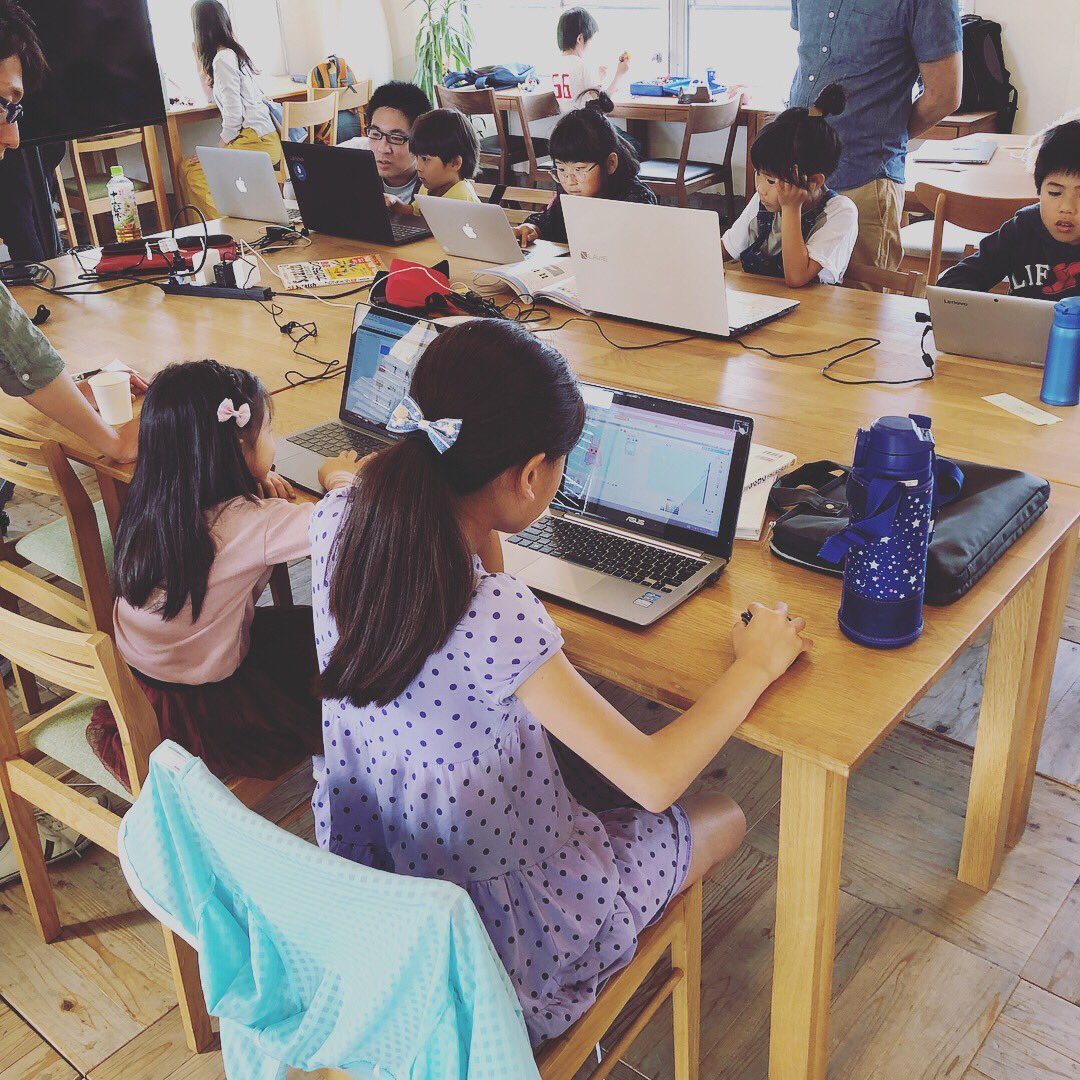 CoderHirakata's tweet image. 第16回ワークショップの様子です。今回はJavaScriptやPython、Micro:Bitなど多様な会でした。そして約4割が女の子でした!  #CoderDojo #CoderDojo枚方 #girlsdocode
