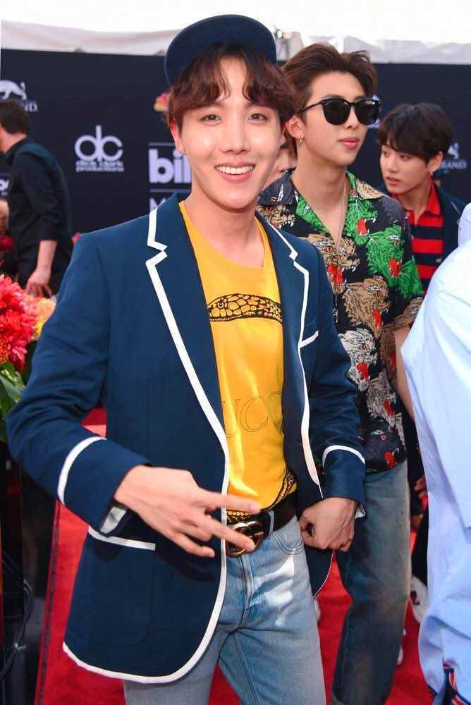 stayunjin's tweet photo. SALIÓ EL SOL 

#iVoteBTSBBMAs  @BTS_twt https://t.co/fhs2r3ZaOy