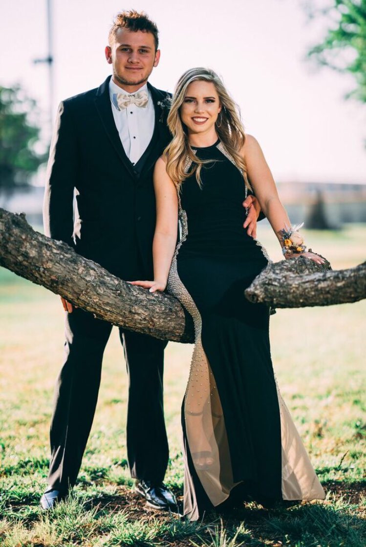 sophia_simper's tweet photo. prom ‘18 🤷🏼‍♀️🤷🏽‍♂️ @JulianStonee https://t.co/PvoxFxjs58