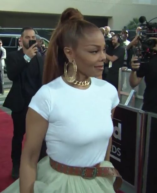 grandesedition's tweet photo. JANET JACKSON AS A PRINCESS YALL OH MU GOD #BBMAS https://t.co/hq8gMJDa3d
