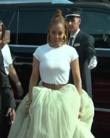 grandesedition's tweet photo. JANET JACKSON AS A PRINCESS YALL OH MU GOD #BBMAS https://t.co/hq8gMJDa3d