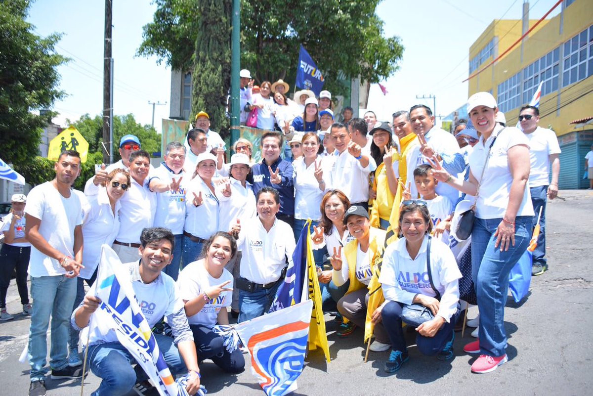 Boletín | 📰
<a href="/VHSondon_/">Víctor Hugo Sondón Saavedra</a>, presidente del PAN en el Estado de México, los candidatos Aldo Guerrero a Diputado Federal por el Distrito 19 y María Fernanda Rivera Sánchez al Senado de la República hoy de puerta en puerta en Tlalnepantla. 
👉🏽 goo.gl/jPKsnD