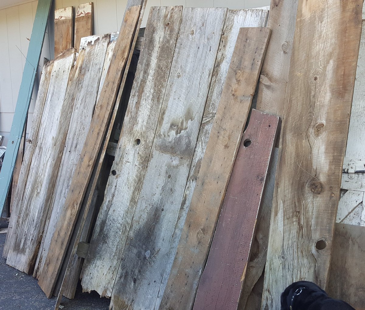 RedsRusticSigns's tweet image. We picked up some more barnwood from Victor yesterday that had been picked from all over Montana! Can't wait to see all the new sign creations on all this wood. #redsrusticsigns #madeinmontana #barnwood #woodsigns #signs #reclaimedwood  #handmade #wood #rusticdecor #rusticwood