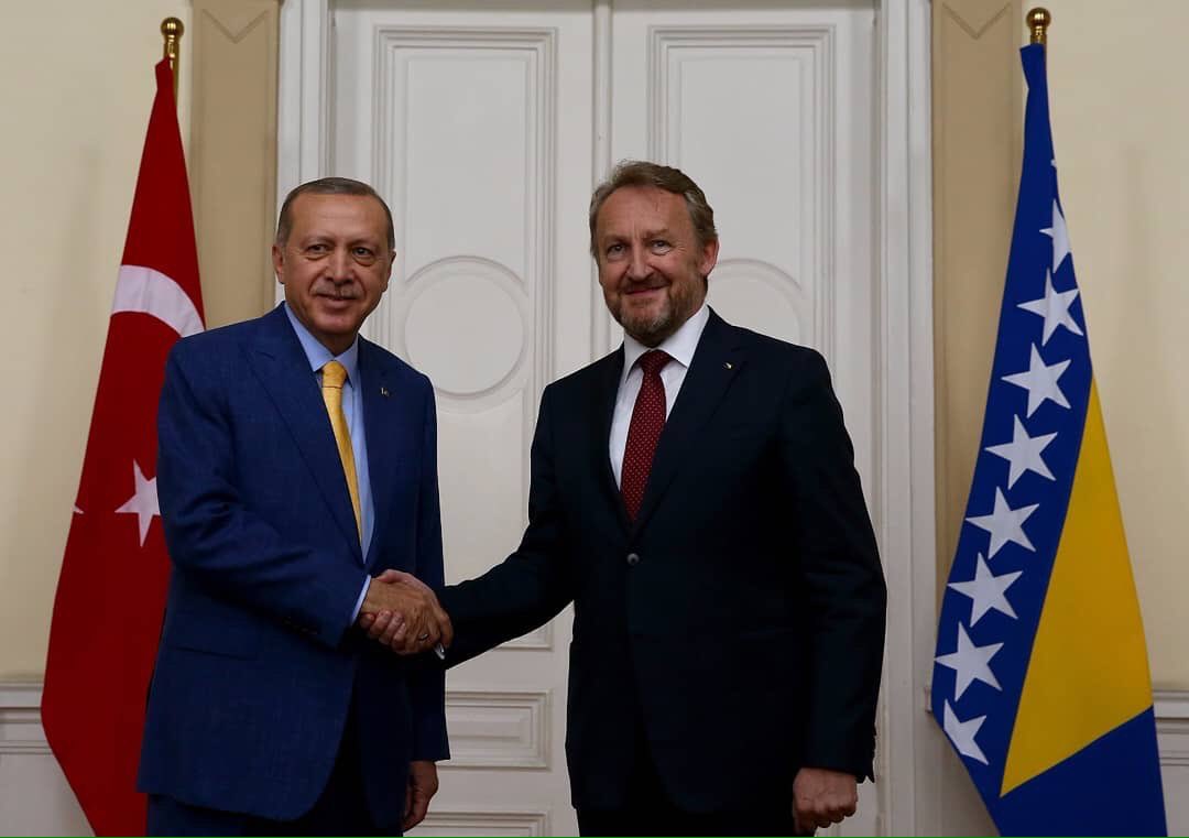 oyunbozan_rte's tweet photo. Şu zarafete bakar mısınız? Bosna lideri Türk bayrağı renklerinde gömlek kıravatla, Türk lideri Bosna renklerinde gömlek kıravatla... 💞#WeAreErdogan #WeAreErdoğan #WeLoveErdogan #welovebosnia https://t.co/G7Fn91Pwnw
