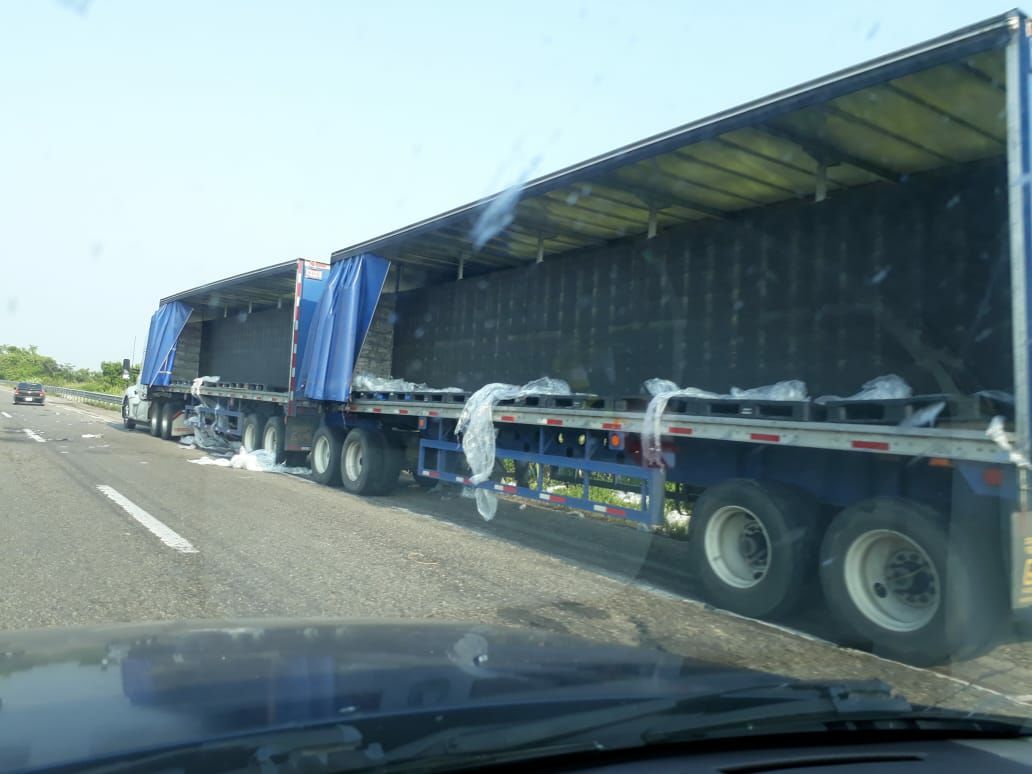 DiarioDeTabasco's tweet photo. Asaltan y rapiña un tráiler cargado con cerveza en #Tabasco 🍻  https://t.co/4eC1IWabYe https://t.co/iHPiqj2d3j