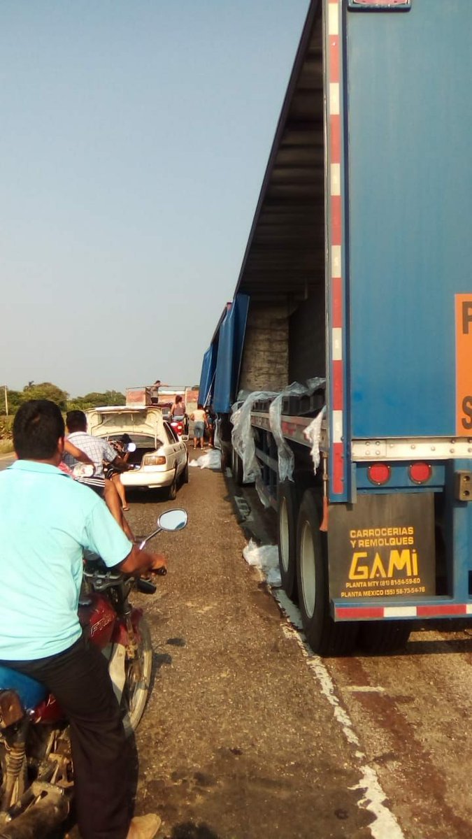 DiarioDeTabasco's tweet photo. Asaltan y rapiña un tráiler cargado con cerveza en #Tabasco 🍻  https://t.co/4eC1IWabYe https://t.co/iHPiqj2d3j