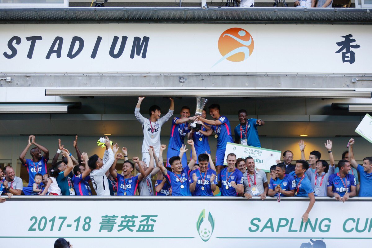 DiegoForlan7's tweet photo. Campeones de la Sapling Cup!!!! 2da Copa 🏆🏆 y falta la FA Cup!!!! https://t.co/CGAjlKGQtw