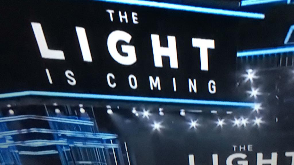 Ariana___PT's tweet photo. No final da performance de #NoTearsLeftToCry apareceu uma imagem no ecrã dizendo "The Light Is Coming"♡☁ https://t.co/BlYrwHRt7W
