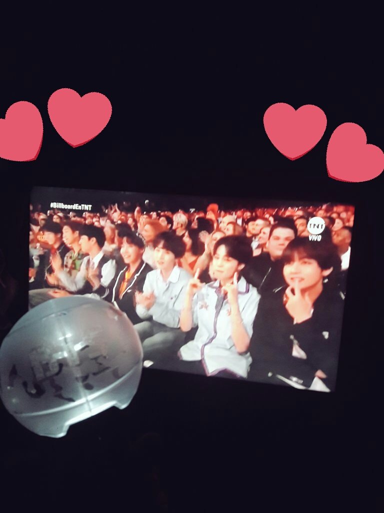 RiseOnBangtanAr's tweet photo. ARMY ya empezaron los premios, espero que los estén disfrutando. Están nerviosas?

Pd. Me encantan que ahora siempre enfoquen a los chicos😍

#iVoteBTSBBMAs @BTS_twt https://t.co/0YJHa8RzRI