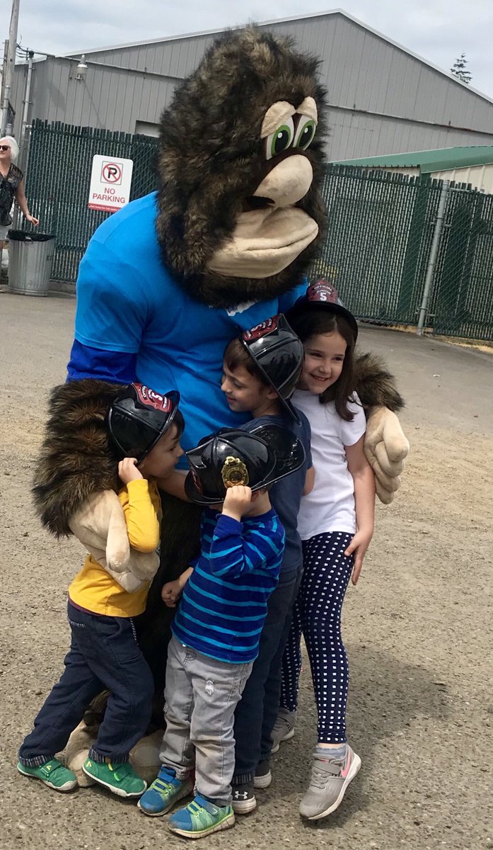 ILoveBigAls's tweet photo. #ThankYOU for making #DozerDays so much #FUN for our #BigAls #Vancouver #WA Street Team AND #BigFoot! #community #hugs #prizes #IFoundBigFoot https://t.co/txkQigLYH9