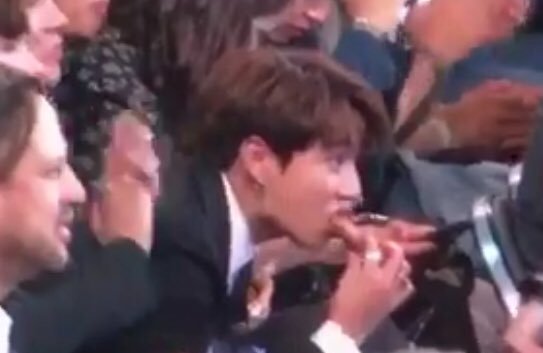 jeonglows's tweet photo. eating at award shows is jungkook's culture 

#BBMAs #iVoteBTSBBMAs @BTS_twt https://t.co/92PVdUjxkT