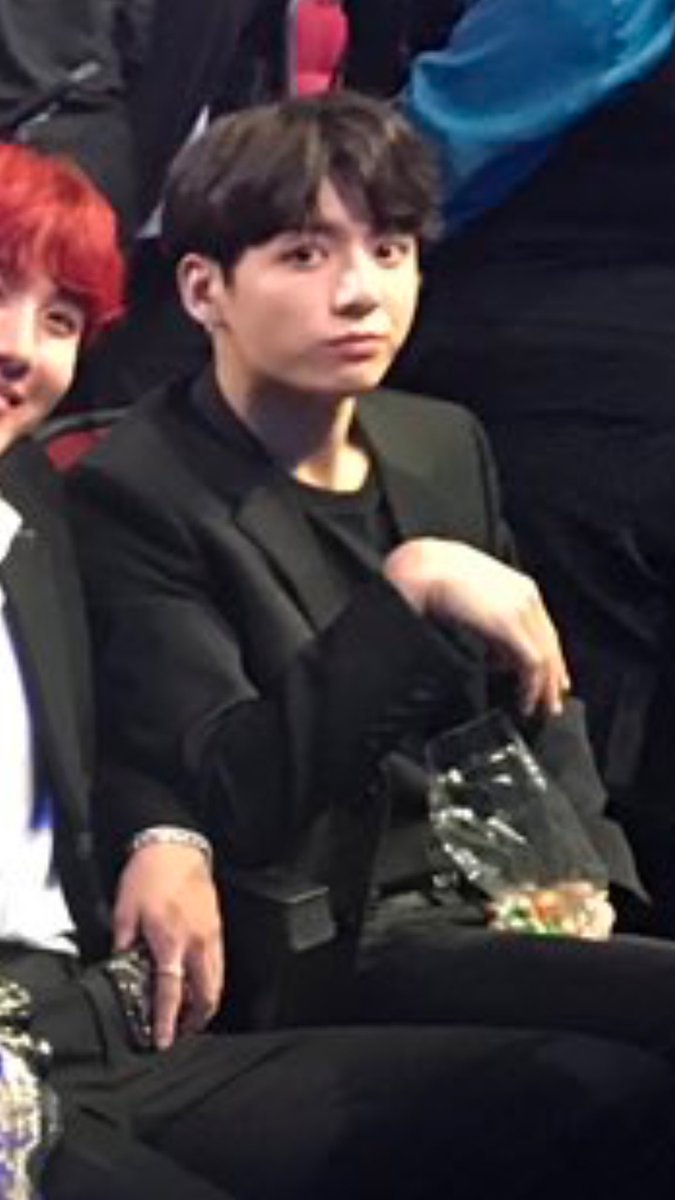 jeonglows's tweet photo. eating at award shows is jungkook's culture 

#BBMAs #iVoteBTSBBMAs @BTS_twt https://t.co/92PVdUjxkT