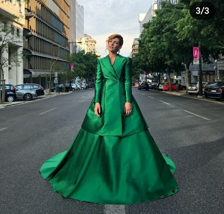 devilizzle's tweet image. Não entendo o ódio a este look, isto nem é vestido é obra de arte. O problema das pessoas é que uma mulher só ta bem se tá com o rabo apertado ou com as tetas à mostra. Libertem os vossos cérebros. Isto está brilhante.
#GlobosdeOuro