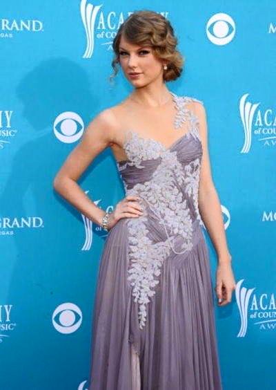 snakeyswifty's tweet photo. Taylor Swift: The old Taylor can't come to the phone right now.
Also Taylor: But she can come at the #BBMAs https://t.co/NuAnCI53zI
