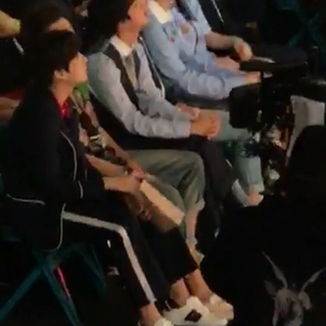 lightfulfelix's tweet photo. jungkook es yo, tú, tu vecina y el mundo entero cada vez que nos invitan a algún lugar, como no amarlo lym

#iVoteBTSBBMAs https://t.co/mp0GmUSZC8