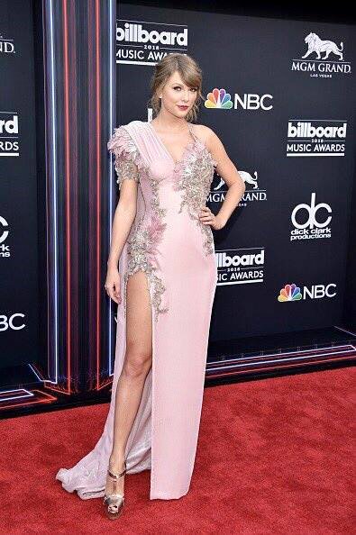 snakeyswifty's tweet photo. Taylor Swift: The old Taylor can't come to the phone right now.
Also Taylor: But she can come at the #BBMAs https://t.co/NuAnCI53zI