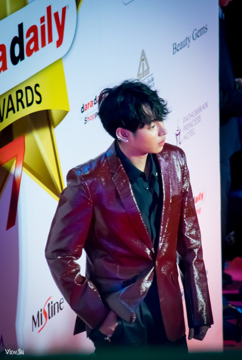 ViewZiiKudpho's tweet photo. กลับมาหวีดสูทแดงต่อแปป ไม่ไหวแล้วใจนุ้ง😍
#daradailyAwards7
#DDA2017
#เป๊กผลิตโชค
#PeckPalitChoke
#palitgallery
#ViewSri https://t.co/K01GvMCdpS