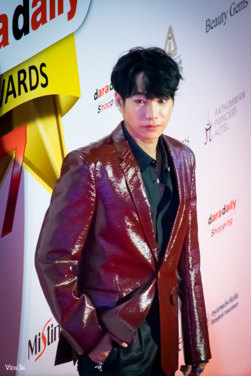 ViewZiiKudpho's tweet photo. กลับมาหวีดสูทแดงต่อแปป ไม่ไหวแล้วใจนุ้ง😍
#daradailyAwards7
#DDA2017
#เป๊กผลิตโชค
#PeckPalitChoke
#palitgallery
#ViewSri https://t.co/K01GvMCdpS