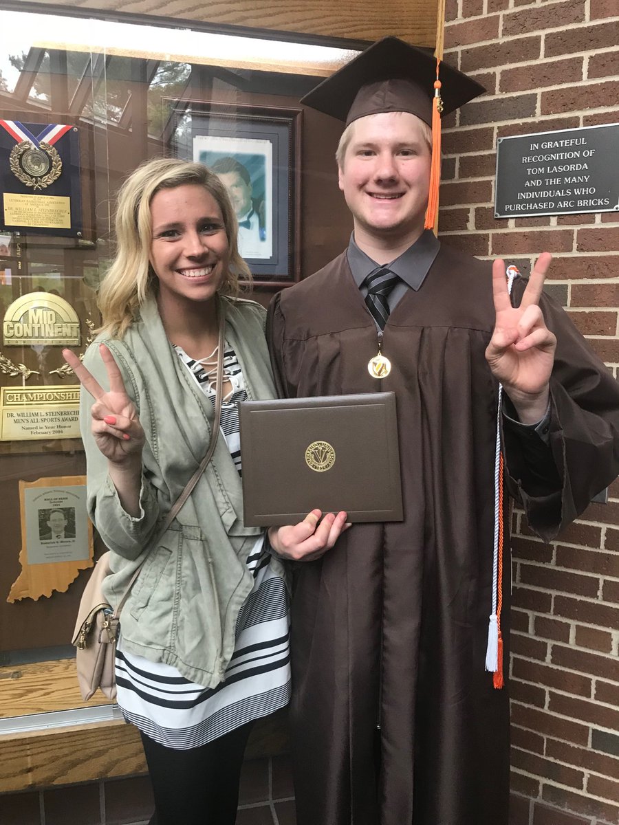 sharonanntieman's tweet image. Cousins Jessica Dill and Andrew Tieman are now #ValpoGrad