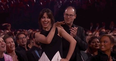 shxlxvescxntrxl's tweet photo. Camila es un meme viviente basta #BBMAs https://t.co/8tuNDj2r10