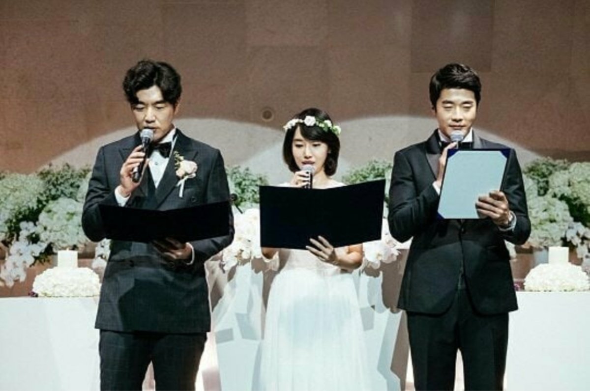 むさ Musa A Twitter 結婚や離婚を描く映画 奴奴女 下着会社営業課長クォン サンウ 翻訳業イ ジョンヒョン 獣医師イ ジョンヒョク とスタッフとの初顔合わせを異例の結婚式場で決行 두번 할까요 이정현 신부 변신 이색 고사현장 권상우 T Co