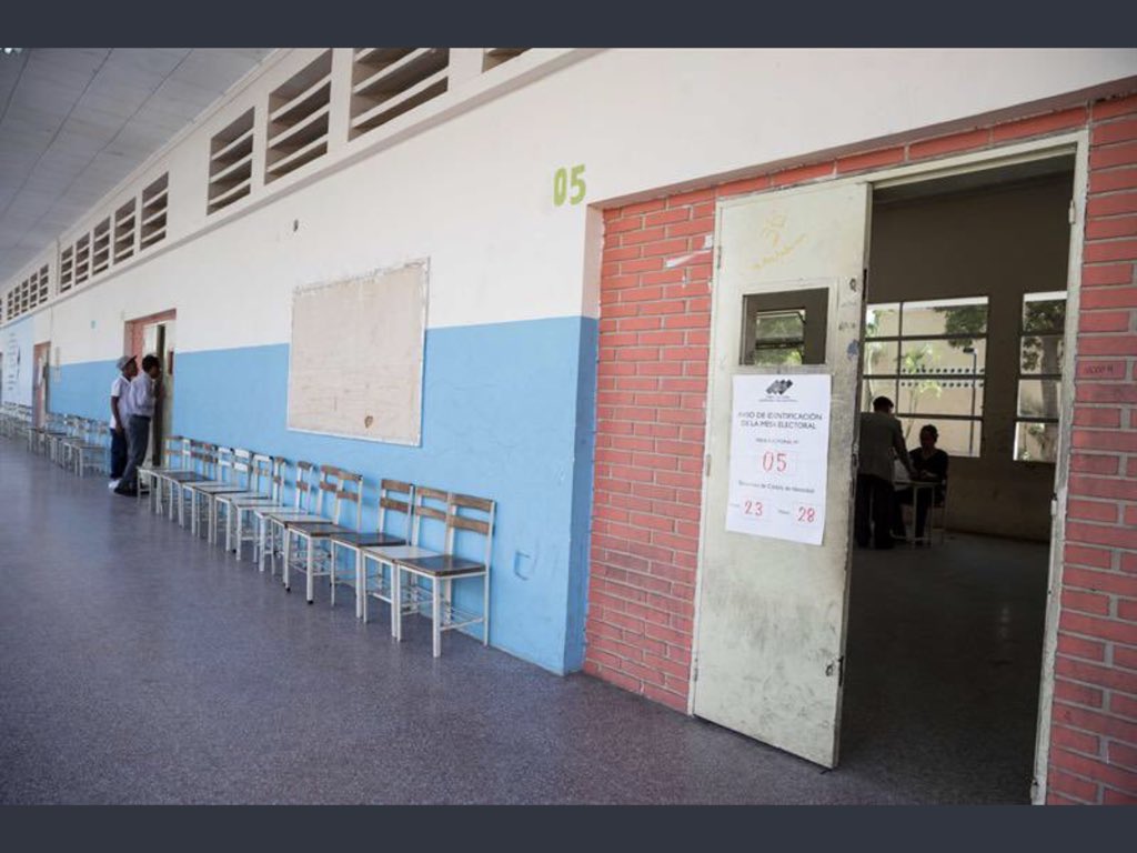Hoy en #Venezuela menos de 3.6 millones de venezolanos acudieron a centros de votación, solo el 17.5% de los electores inscritos. Recorridos por la prensa independiente mostraron centros de votación completamente vacíos.