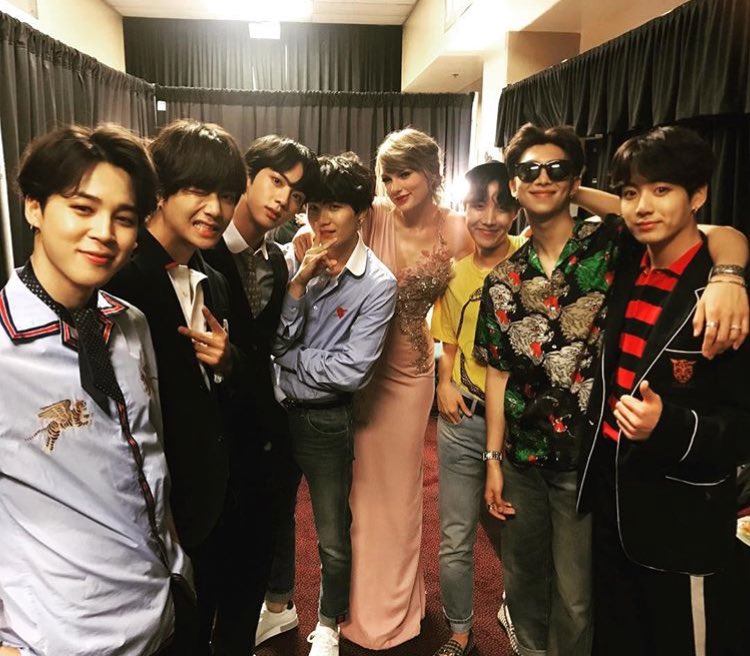 Bulletproof_SG's tweet photo. 📷 BTS with Taylor Swift 

#방탄소년단 @BTS_twt https://t.co/9Otbpyozoi